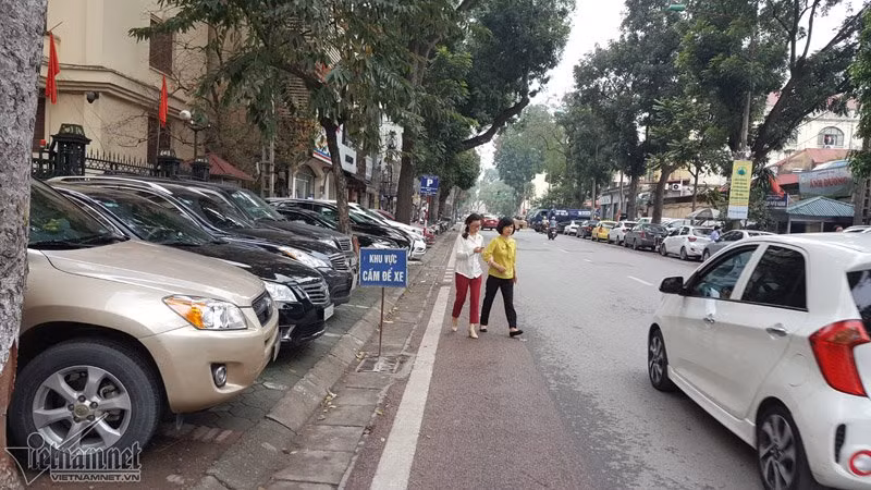 Trước trụ sở một cơ quan trên đường Quang Trung (Hoàn Kiếm), vỉa hè được khai thác làm bãi đỗ xe đẩy người đi bộ xuống đường.