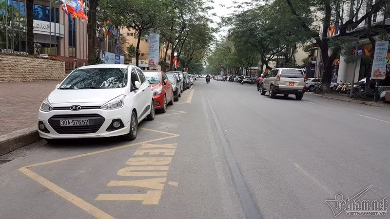 Trước khách sạn Melia trên phố Lý Thường Kiệt (Hoàn Kiếm).