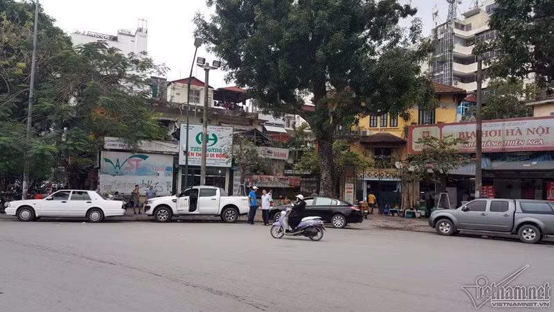 Ngã ba Trần Hưng Đạo - Quán Sứ, ô tô đỗ hàng dài trên đường. Phía đối diện có trung tâm tiệc cưới nên có nhiều ô tô đỗ sai quy định.