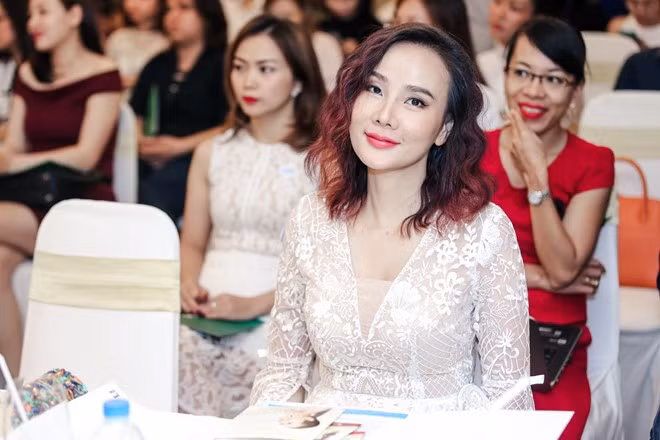  Dương Yến Ngọc mặc đầm ren trắng thanh lịch tại sự kiện nhưng điều khiến mọi người quan tâm hơn cả gương mặt của người đẹp. Đường nét trên khuôn mặt cô thay đổi nhiều hơn trước.
