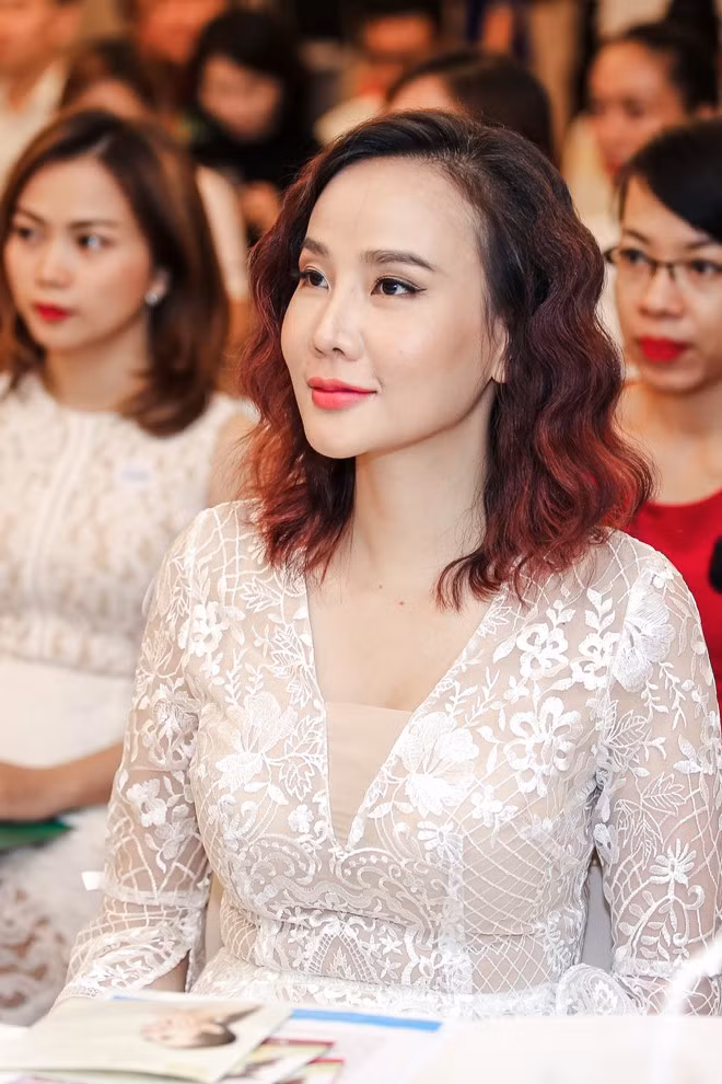 Á hậu Dương Yến Ngọc khá lận đận trong đường tình duyên. Cô đã hai lần kết hôn nhưng đều đổ vỡ. Hiện, con gái và con trai cô đều sống với hai người chồng. Trước đây, cô khiến dư luận xôn xao khi tố cáo chồng thứ 2 vũ phu.