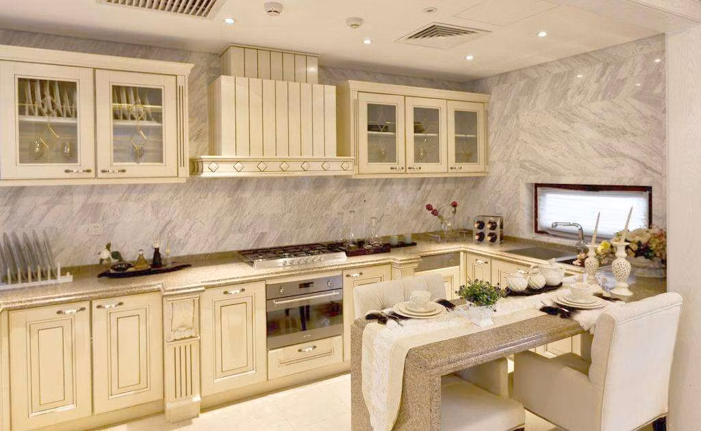 Cấm kỵ đầu tiên cần tránh là cửa bếp đối với cửa phòng ngủ: Bếp là nơi tràn ngập mùi thức ăn và dầu mỡ dễ khiến đầu óc mọi người khó chịu, tính khí thất thường, nóng nảy, gây ảnh hưởng xấu đến sức khỏe. Bếp cũng lại có tạp âm nên dễ ảnh hưởng đến giấc ngủ. Nguồn ảnh: 58pic.com.