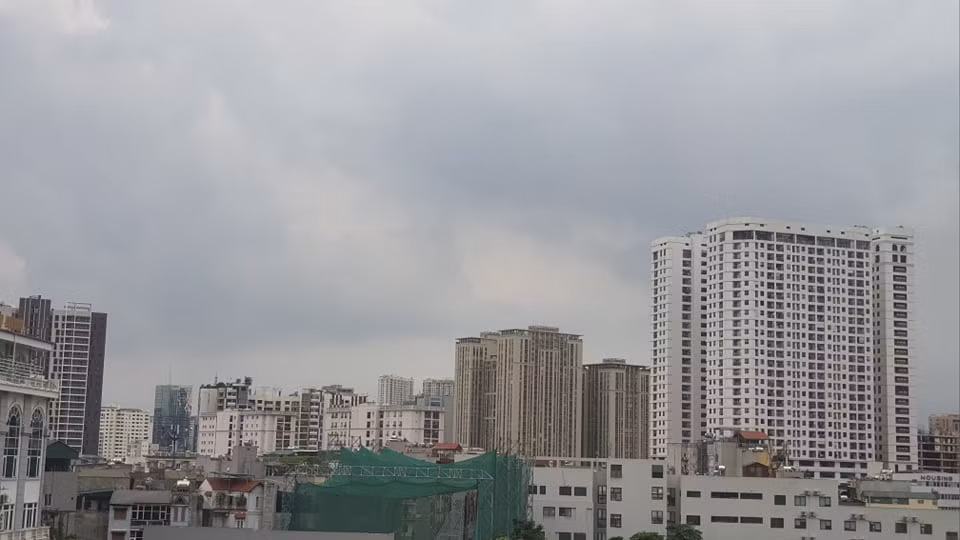 qua đó chấm dứt chuỗi ngày nắng nóng kéo dài suốt nhiều tuần qua.