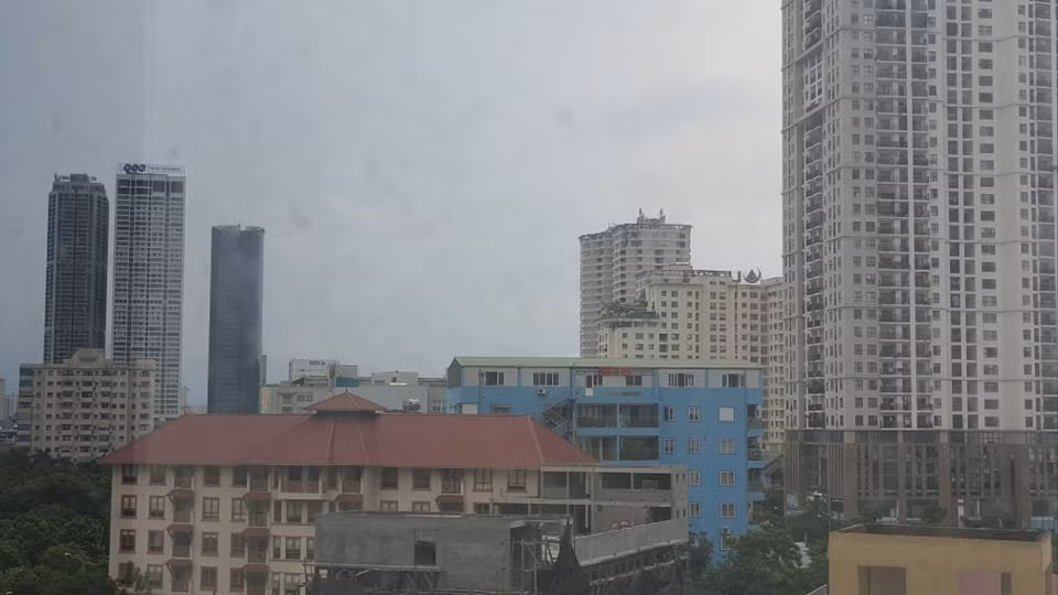 Từ khoảng 15h30, vùng mây đối lưu này sẽ gây ra mưa rào và dông cho khu vực các quận Hà Đông, Nam Từ Liêm, sau đó vùng mây dông sẽ tiếp tục mở rộng ảnh hưởng đến các quận khác của Hà Nội.