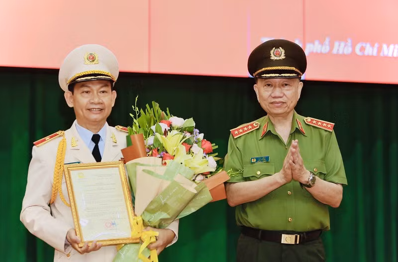  1 Phó Giám đốc Công an TP.HCM được thăng hàm Thiếu tướng: Ngày 18/7, Đại tướng Tô Lâm - Ủy viên Bộ Chính trị, Bộ trưởng Bộ Công an đã chủ trì Lễ công bố quyết định của Chủ tịch nước về thăng cấp bậc hàm Thiếu tướng cho ông Đinh Thanh Nhàn, Phó Giám đốc, Thủ trưởng Cơ quan CSĐT Công an TP.HCM. Thiếu tướng Hoàng Đức Lừng, Cục trưởng Cục Tổ chức cán bộ đã công bố quyết định của Chủ tịch nước về việc thăng cấp bậc hàm từ Đại tá lên Thiếu tướng đối với ông Đinh Thanh Nhàn.