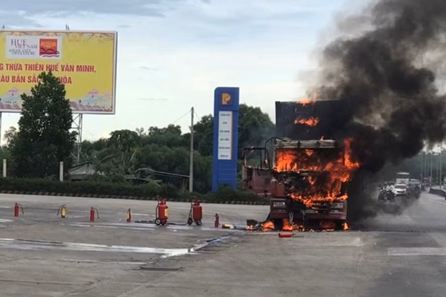 Xe đầu kéo cháy dữ dội gần cây xăng Xe dau keo chay du doi gan cay xang