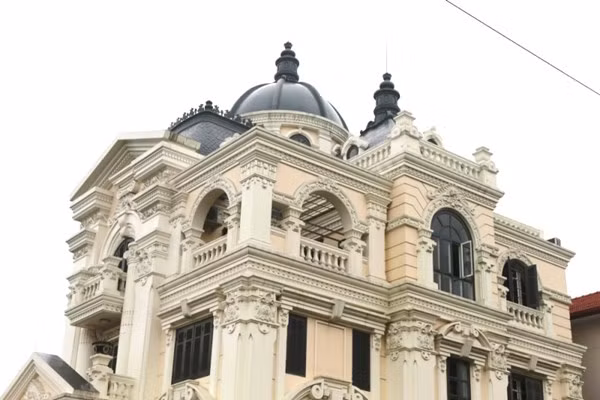 Điểm tương đồng giữa các lâu đài ở thành phố cảng là dấu ấn thiết kế mang dáng dấp châu Âu cổ điển, các chi tiết trang trí tường, mái, gờ phào, cột... đều cầu kỳ, tốn kém.