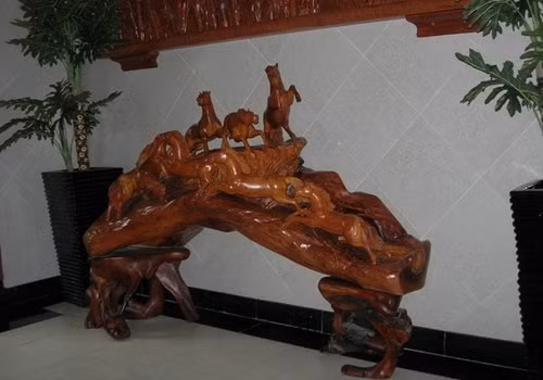 Trong biệt thự, rất nhiều đồ trang trí bằng gỗ được sử dụng. Tượng ngựa gỗ được đặt trong phòng.