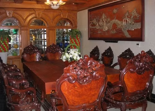 Căn nhà bạc tỷ có nhiều đồ nội thất gỗ quý giá, được trạm trổ cầu kỳ.