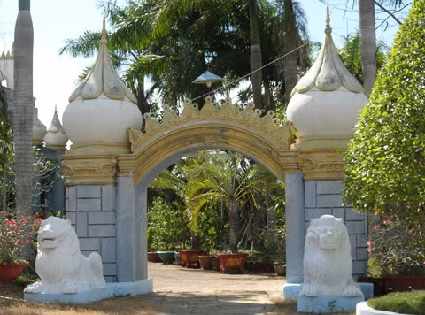 Cảnh quan khu du lịch sinh thái được đầu tư nhiều hạng mục, tượng, cây xanh đẹp mắt.