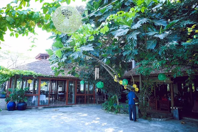 Khuôn viên nhà Á hậu bày trí với nhiều nét cổ xưa, gần gũi.