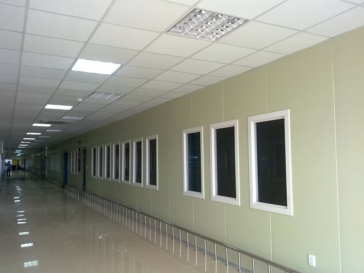 Thạch cao chống nóng, chống ẩm, cách âm và tiêu âm rất tốt, được sử dụng làm tường, làm trần và vách, thi công nhanh gọn, tính thẩm mỹ cao.