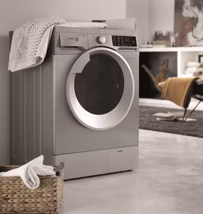 Khi chui vào máy giặt, trẻ không đẩy được cửa ra sẽ xảy ra tình huống bị ngạt, có thể gây tử vong nếu không được phát hiện kịp thời. Do đó, các gia đình khi sử dụng thiết bị này phải hết sức lưu ý, tốt nhất nên dặn trẻ không được nghịch ngợm máy giặt. Ảnh minh họa.