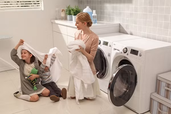 Ngoài ra, thiết kế cửa ngang nằm gần mặt đất hơn so với máy giặt lồng đứng, do đó trẻ dễ chui vào hơn so với trèo lên máy giặt lồng đứng. Ảnh minh họa.