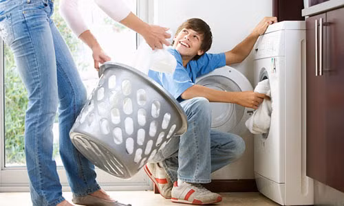 Không đặt các đồ vật gây sự chú ý cho trẻ ở gần máy giặt (thú bông khi vừa giặt xong, cặp tóc, đồ chơi). Không để trẻ em chơi đùa bên trên hay trong máy giặt, không cho trẻ nghịch máy khi máy đang hoạt động.