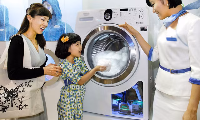 Đối với những trẻ còn nhỏ, khoảng 1-3 tuổi, máy giặt lồng ngang nên được đặt ở phòng giặt riêng, tầng thượng (tùy thuộc vào điều kiện thiết kế ngôi nhà), nhưng nên đảm bảo xa tầm với, không gần khu vực vui chơi của trẻ.