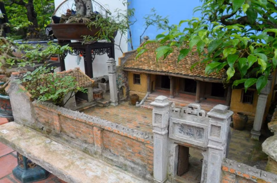 Theo anh Quý, từ mái ngói, chum vại trong sân cho đến các chi tiết trang trí ngôi nhà đều được làm thủ công. Chum vại, gạch, mái ngói làm từ đất nung rất sống động. Ảnh: FBNV.