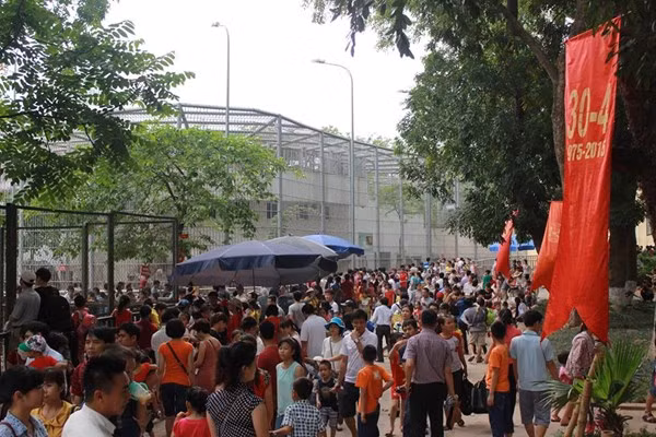 Nghet tho chen chuc di choi o Ha Noi dip 30/4-Hinh-2