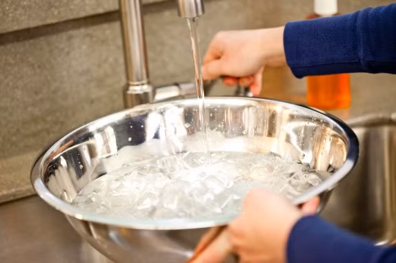 Cách truyền thống vẫn được áp dụng thường xuyên trong ngày nóng, đó là dùng chậu nước đá đặt phía trước quạt. Gió mang theo hơi nước sẽ đem lại cảm giác dễ chịu.