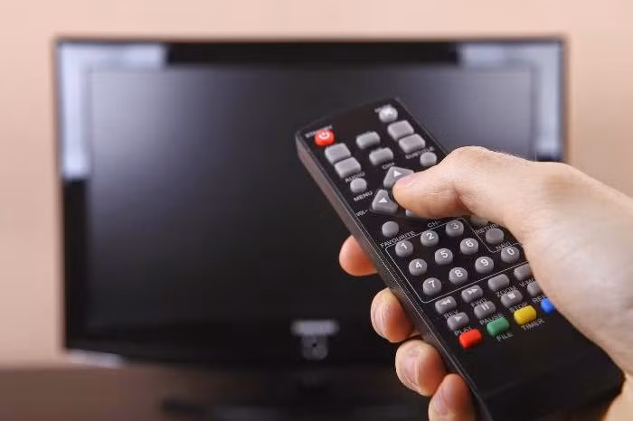 Không chỉ ánh nắng mặt trời khiến nhà nóng bức, ngột ngạt mà các thiết bị điện tử cũng là một nhân tố sinh nhiệt trong nhà. Với những thiết bị điện (tivi, máy tính...) nên tắt khi không sử dụng, vừa tiết kiệm tiền điện, vừa tránh khí thải không tốt cho sức khỏe và hơi nóng do thiết bị này tỏa ra.