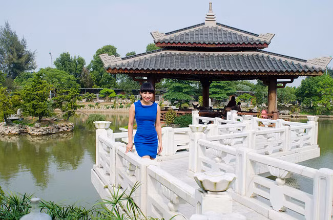 Giữa hồ có lầu thưởng ngoạn cảnh đẹp độc đáo.