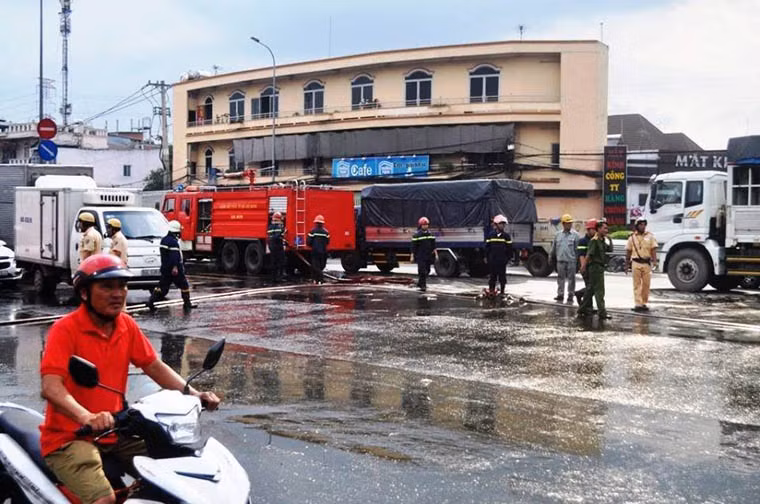 Đến gần 18h cùng ngày, hiện trường cơ bản được xử lý xong. Nguyên nhân vụ việc đang được công an làm rõ.