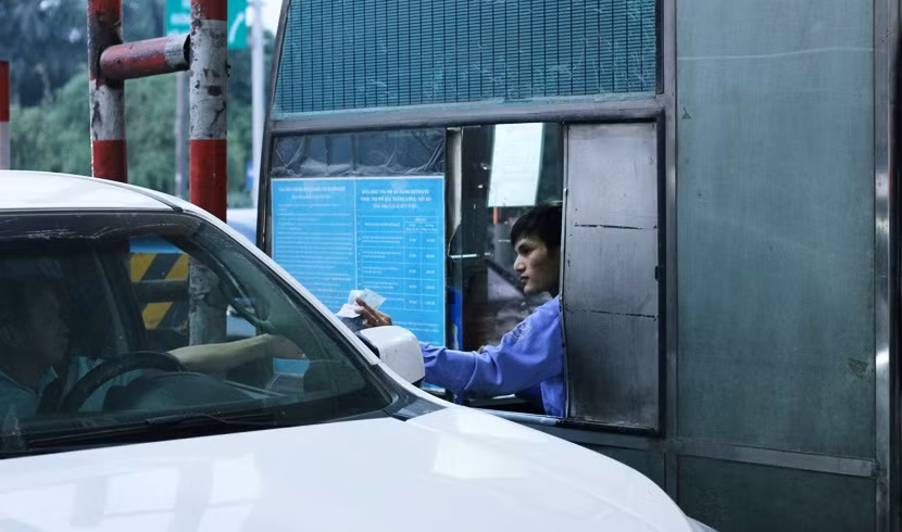 Di chuyển qua trạm thu phí, một số tài xế xe con, taxi cho biết, phải trả phí BOT đang “đặt nhầm chỗ” ở đây là quá vô lý. "Nhiều khi chở khách đi một đoạn lên sân bay Nội Bài được vài chục nhưng phải trả phí cho trạm cả lượt đi lượt về mất 20 nghìn đồng rồi. Thật bất công quá", anh T. một tài xế taxi cho hay.