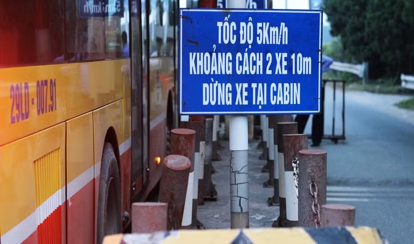 Không chỉ người dân, mà UBN TP Hà Nội cũng cho biết, trạm thu phí Bắc Thăng Long - Nội Bài đang đặt nhầm chỗ. Thế nhưng vẫn đề xuất thu phí tăng gấp 3, 4 lần.