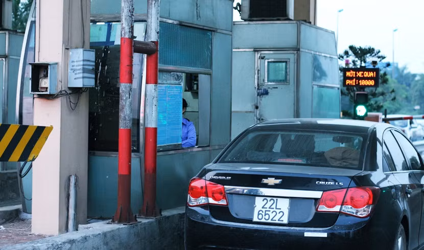 Đối với phương án hai thu phí 17 năm: Chủ đầu tư đề xuất thu tăng gấp 3 lần sao với hiện nay là từ 10 nghìn đồng tăng lên 30 nghìn đồng/lượt/xe 12 chỗ. Thời gian thực hiện từ ngày 1/1/2018 đến 31/12/2020. Trạm sẽ tăng lên 4 lần đến hết năm 2018.