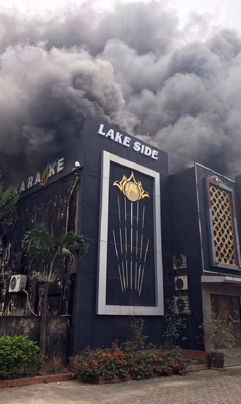 Khói lửa bốc lên ngùn ngụt từ bên trong quán karaoke bị cháy.