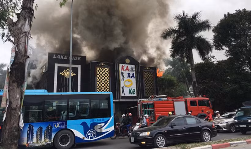 Hien truong lua chay du doi quan karaoke gan ho Linh Dam,Ha Noi