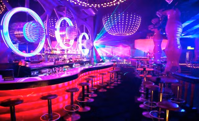 Hang chuc thanh nien hon chien, no sung gay nao loan quan bar