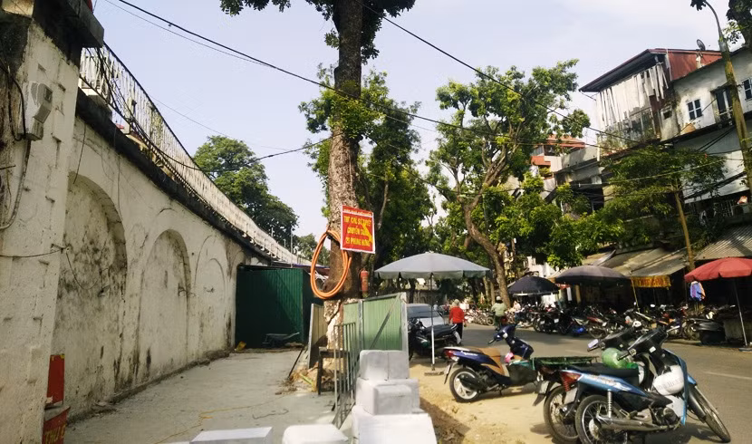 Hà Nội: Vỉa hè mặt vòm phố Phùng Hưng đang “lột xác” nhanh chóng Ha Noi: Via he mat vom pho Phung Hung dang “lot xac” nhanh chong