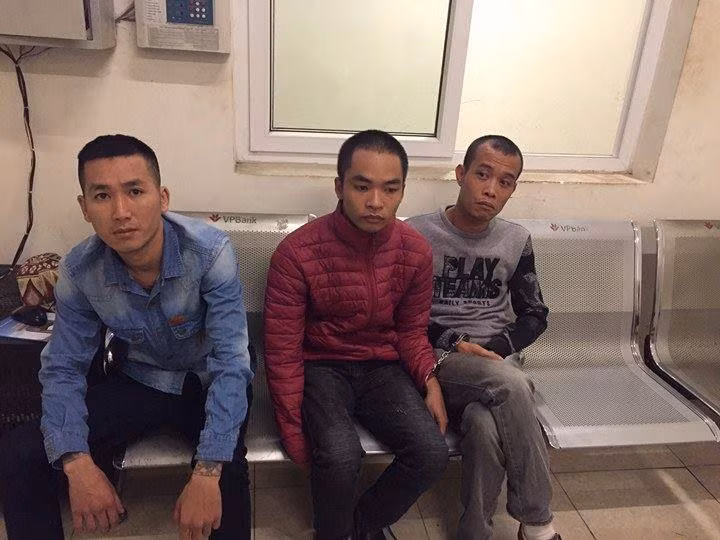 Ba thanh nien vi pham giao thong, kiem tra phat hien ma tuy
