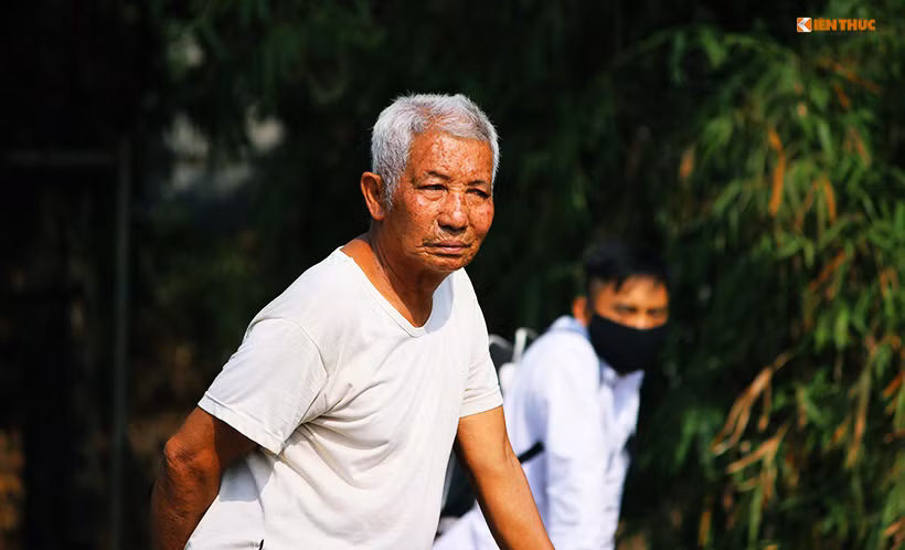 Một số người dân ở các xã khác hiếu kỳ, kéo nhau ra xem những người xã Lại Thượng đi dậm cá.
