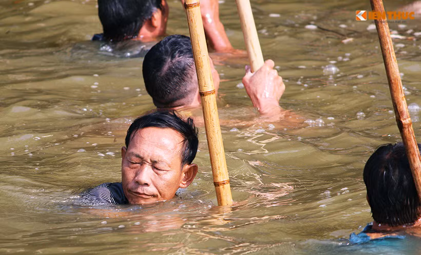 Nếu người nào trong đoàn cảm thấy mệt hoặc lạnh vì phải ngâm mình lâu dưới nước thì có người khác xuống dậm đổi.