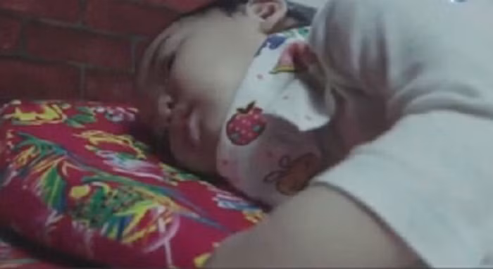 Be 16 thang ngo doc sau khi an sua chua hong mua tai KidsPlaza?-Hinh-5