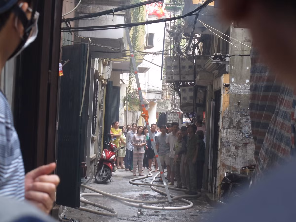Ha Noi: Chay nha, khoi boc khap ngo ngach, dan chay tan loan-Hinh-4
