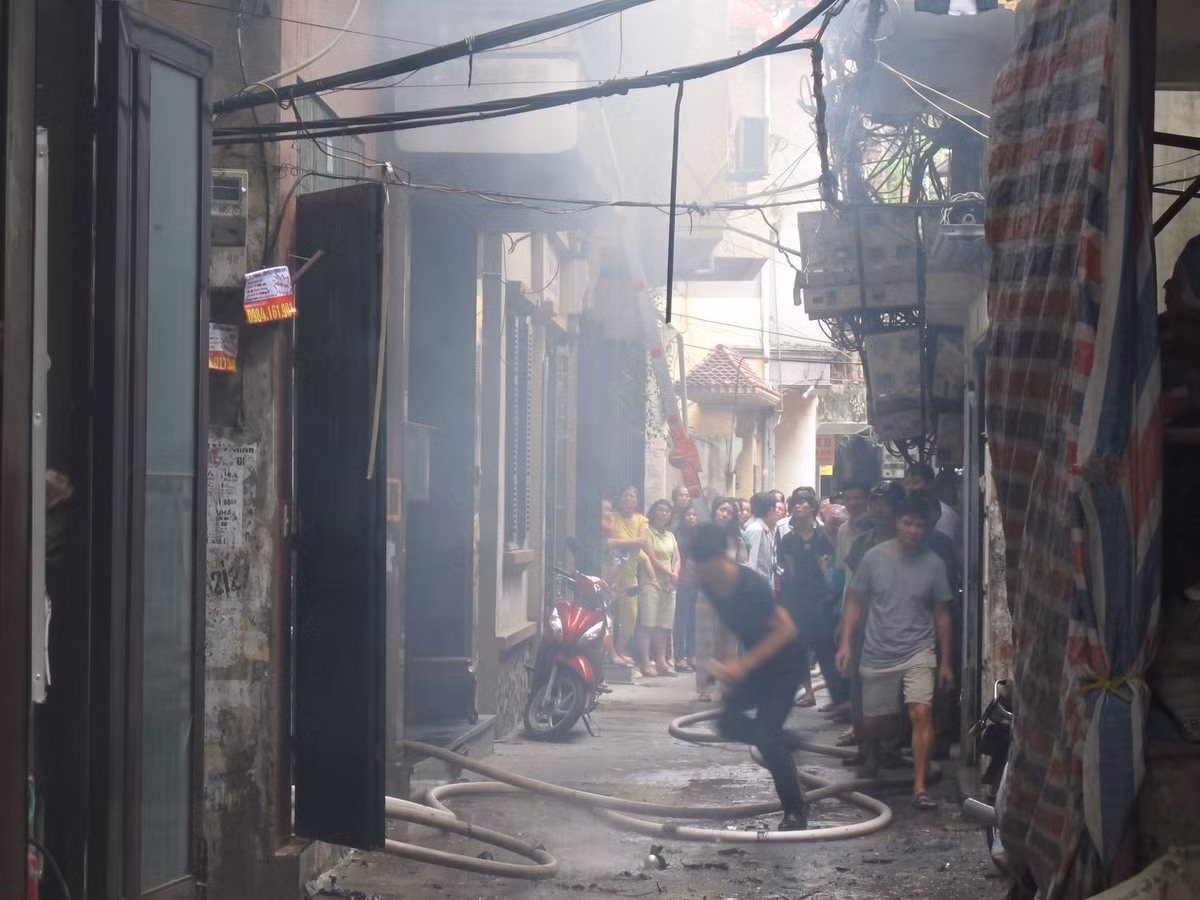 Ha Noi: Chay nha, khoi boc khap ngo ngach, dan chay tan loan