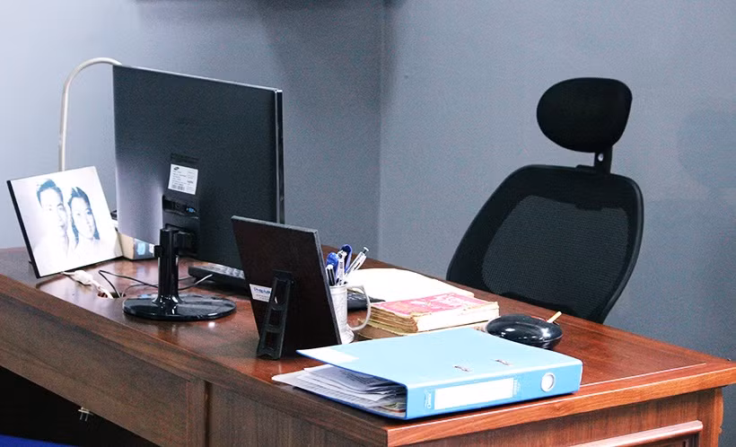 Bàn làm việc của thầy Văn Như Cương.