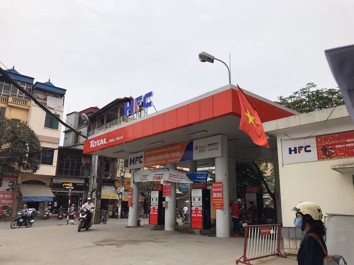 Ha Noi: Nhan vien cay xang mai nghe dien thoai, quen ca thu tien-Hinh-2