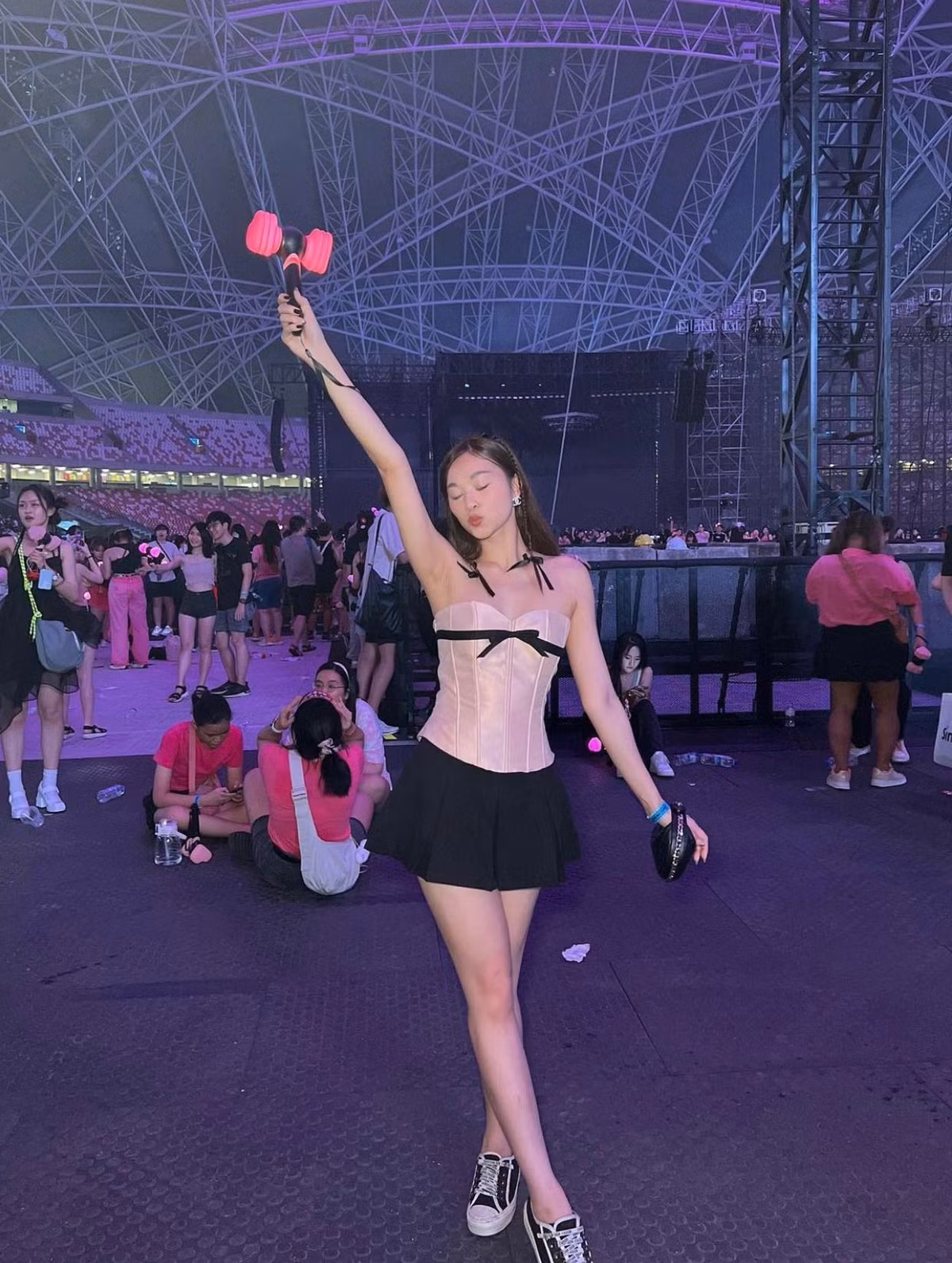 Thêm nữa nếu đứng ở khu vực quá đông thì dễ bị chen chúc và che hết màn hình live. Vậy nên Trân cho biết những ai mua vé xa khán đài sẽ tiết kiệm được thời gian để chuẩn bị.