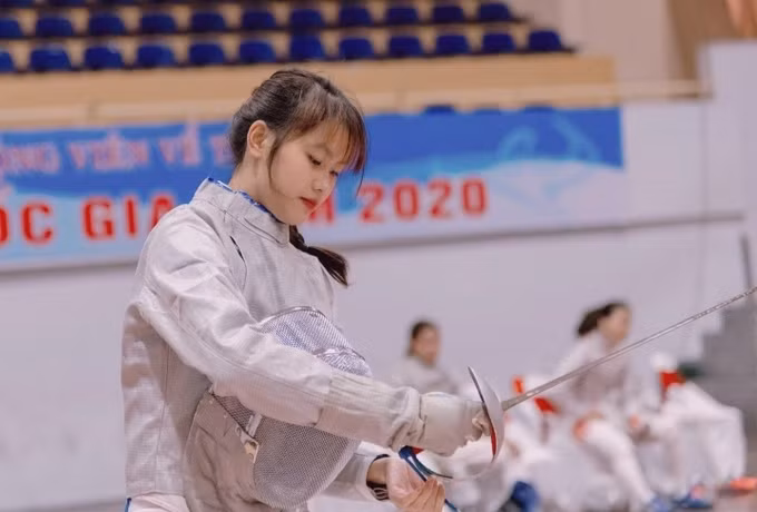 Được biết, Ngô Thị Hương ban đầu theo tập điền kinh nhưng sau đó được thầy chuyển sang tập đấu kiếm vì thấy cô nhanh nhẹn. Hương từng thi đấu nhiều giải đấu kiếm trong và ngoài nước.