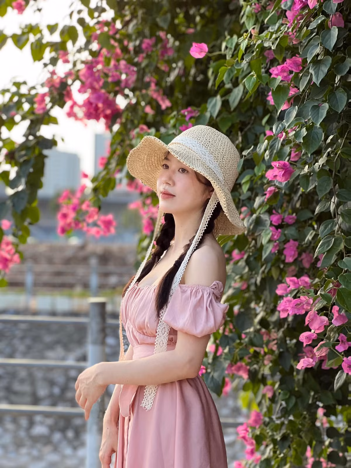 Hoa giấy đem đến cho thủ đô một vẻ đẹp rất riêng, vừa thơ mộng, mỏng manh, lại vừa xốn xang, tươi tắn. Ảnh: Thanh Thanh