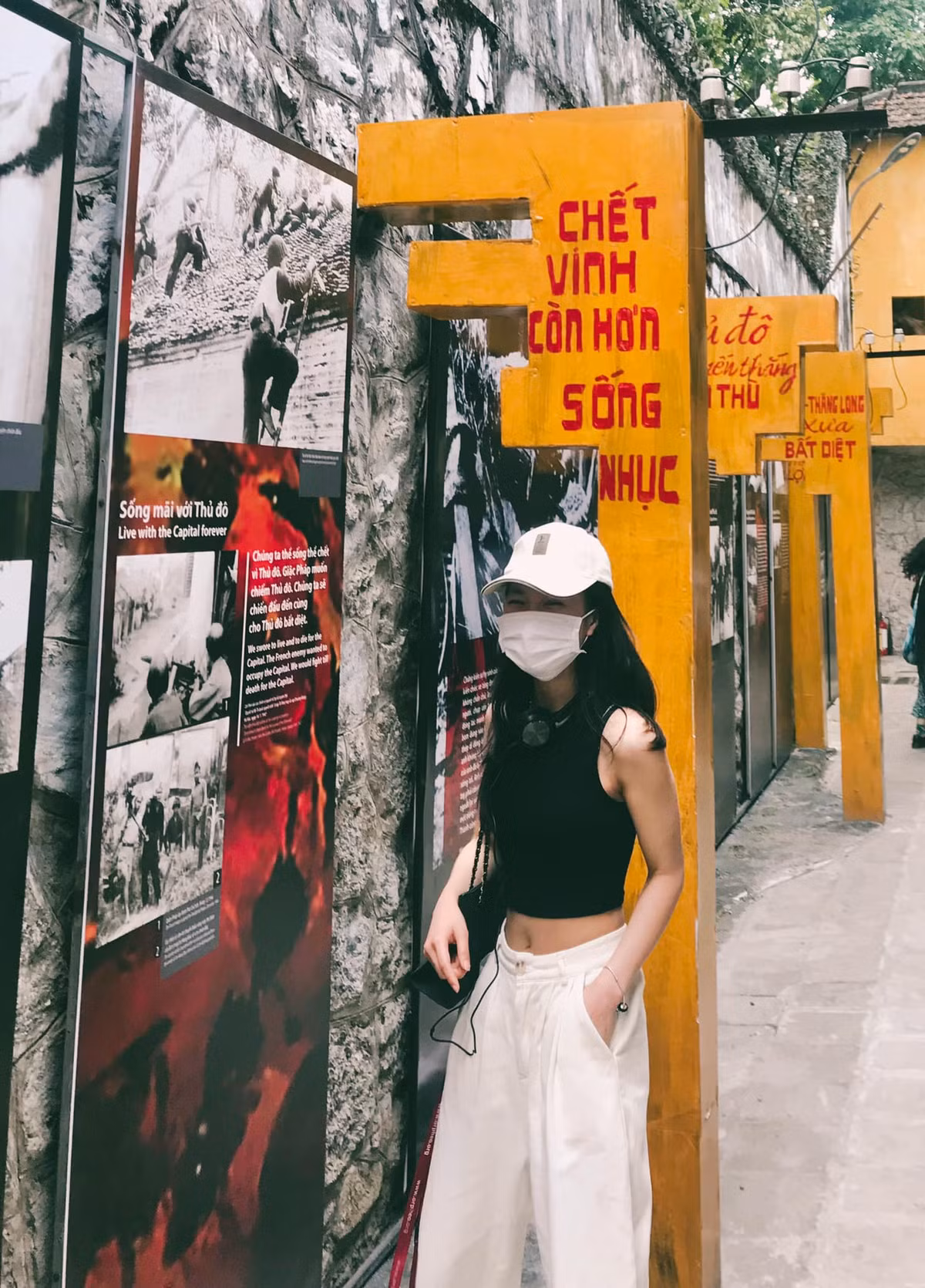 Thời gian gần đây, di tích Nhà tù Hoả Lò đón nhận được sự ủng hộ và quan tâm của nhiều đối tượng du khách, đặc biệt là các bạn trẻ tìm đến với mong muốn được tìm hiểu lịch sử và “sống lại” một thời quá khứ vẻ vang của dân tộc. Ảnh: Tran Thi Thuy Duyen