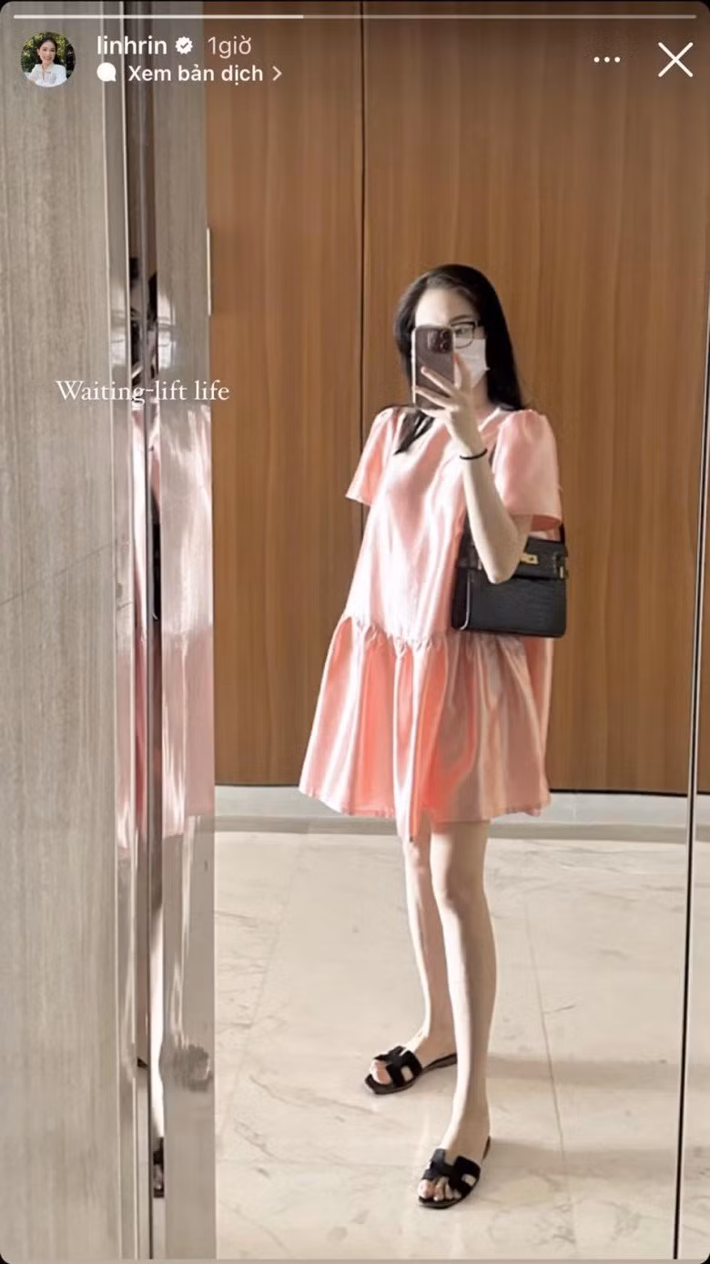 Mới đây, vợ thiếu gia Phillip Nguyễn chia sẻ lên story instagram tấm hình chụp trước gương, Linh Rin khiến người hâm mộ "dậy sóng" với style xuống phố khi đã làm vợ Phillip Nguyễn.