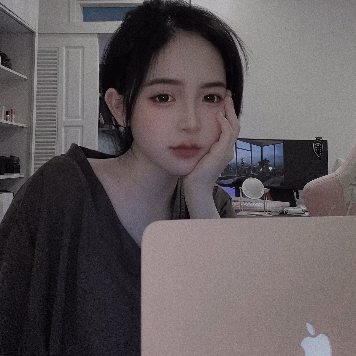 Gây bất ngờ hơn là phong cách thời trang của cô gái Sơn La. Huyền Châu theo đuổi phong cách gợi cảm, táo bạo.