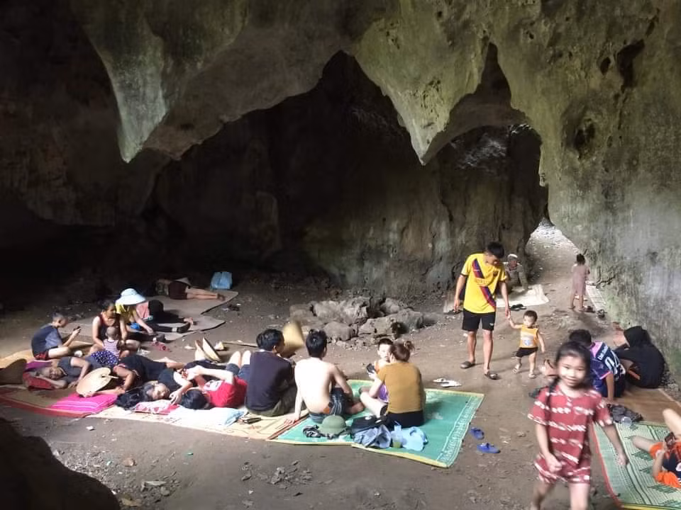 Những ngày qua, nhiều nơi tại thủ đô Hà Nội tiếp tục phải chịu cảnh mất điện trong nhiều giờ, đặc biệt là các huyện ngoại thành. Không có điện, nhiều gia đình phải vạ vật tìm nơi trốn vì thời tiết nắng nóng. Ảnh: Facebook