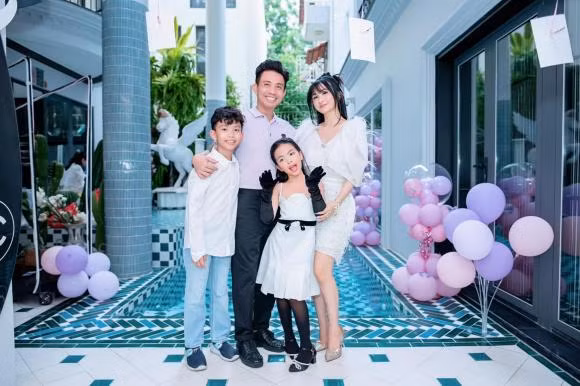  Minh Nhựa là "đại gia" có tiếng với việc kinh doanh thành công và nắm trong tay cơ ngơi đồ sộ cùng khối tài sản khủng. Anh còn có cuộc sống gia đình viên mãn bên bà xã Mina Phạm và các nhóc tì đáng yêu.