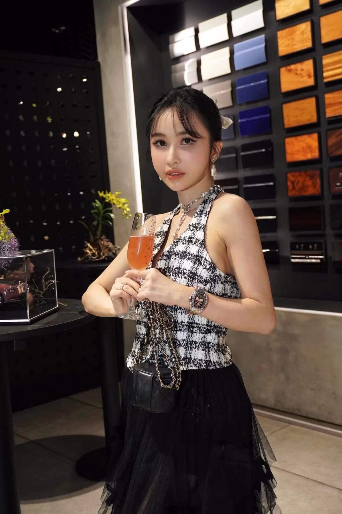 Cô nổi tiếng vì có phong cách thời trang sang chảnh, chịu chơi. Mỗi lần xuất hiện cùng chồng, cô đều diện hàng hiệu "phủ" kín người. Ảnh: FBNV